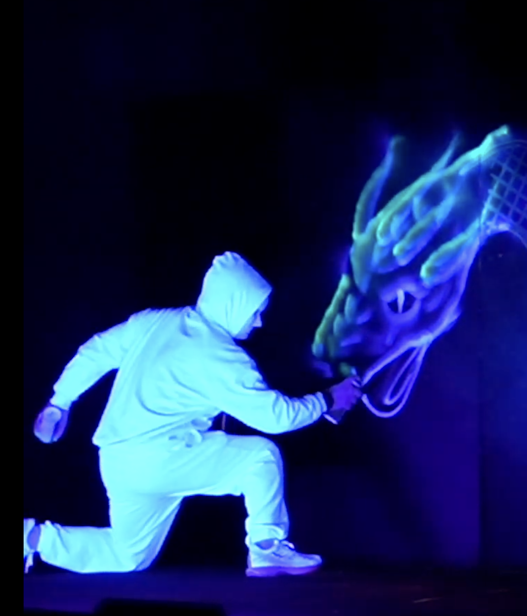 블랙라이트 드로잉 퍼포먼스