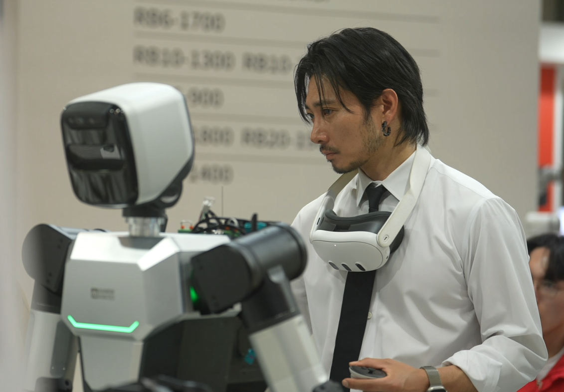 피지컬 AI 드로잉 퍼포먼스 — 염동균 작가